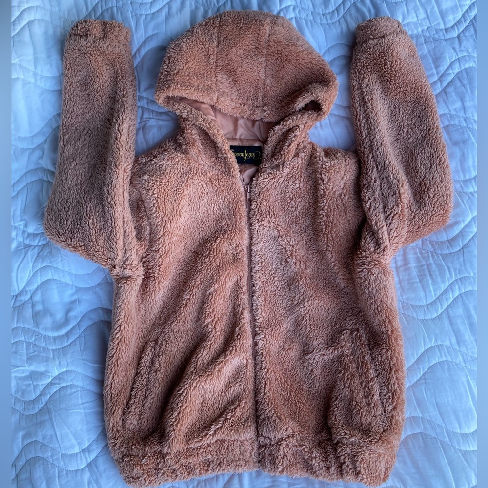 Im selling a Zip Up Teddy Jacket women’s winter warm🩷located in Fairfield Ca.